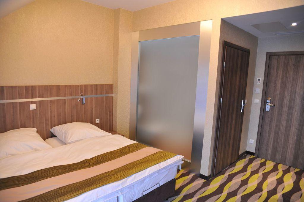Oswald Arena Hotell Jemielnica Exteriör bild